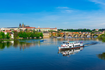 Naklejka premium Charles Bridge (Karluv Most) and Prague Castle, Czech Republic