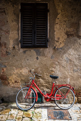 Fototapeta na wymiar Abandoned bike on the Italian street in the old Tuscany