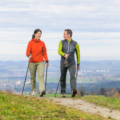 gemeinsames Workout beim Nordic Walking im Herbst