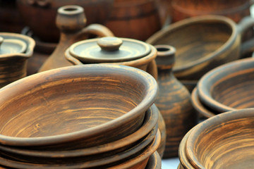 Глиняные горшки на столе