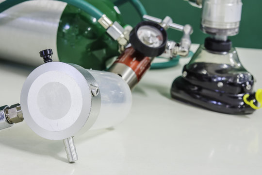 oxygen cylinder mask with demand valve and aspirator