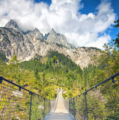 Hängebrücke in den Alpen