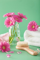 Obraz na płótnie Canvas spa aromatherapy with gerbera flowers towel brush