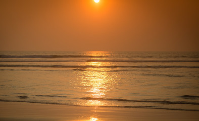 закат возле океана