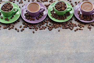 Bunte Tassen mit Kaffee