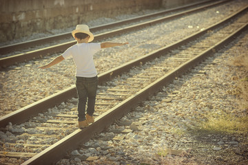 niño en las vías del tren