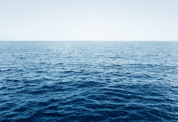 Obraz premium Blue Ocean waves and clear blue sky