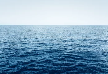 Foto auf Acrylglas Wasser Blaue Ozeanwellen und klarer blauer Himmel