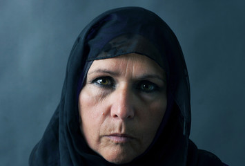 Dramatic portrait of muslim woman - 91421988
