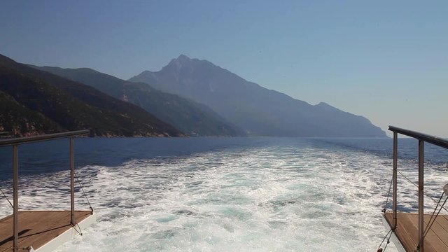 Kielwasser eines Bootes,  Berg Athos im Hintergrund