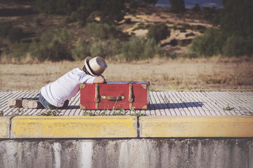 niño esperando el tren