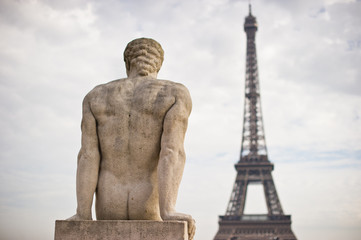 Fototapeta na wymiar Статуя в Париже