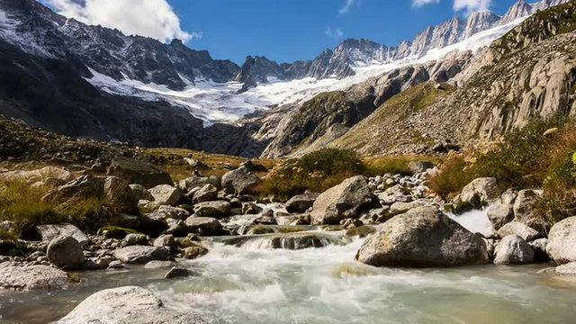 Bergbach Dammasreuss in den Schweizer Alpen im Zeitraffer