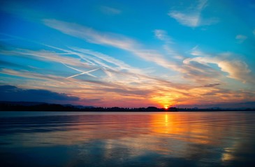 Sonnenuntergang mit schöner Wolkenstimmung Bodensee