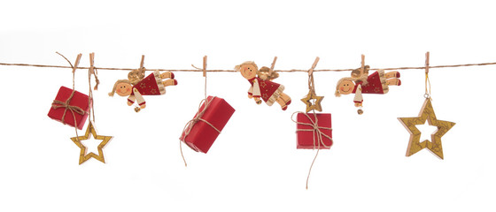 Weihnachtsdekoration in rot gold mit Geschenke, Engel und Sterne isoliert auf weißem Hintergrund.