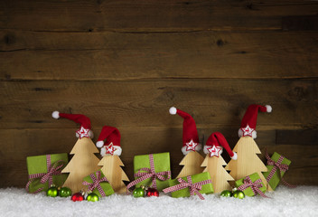 Rustikaler alter Holz Hintergrund mit Weihnachtsgeschenke in rot und grün als Dekoration.