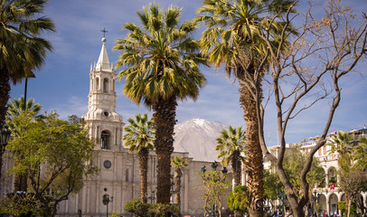 The Cathedral and volcano in Arequipa, Peru - obrazy, fototapety, plakaty