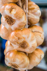 geräucherter Knoblauch aufgehängt