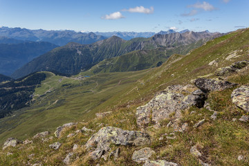 Versant, herbe et sommets