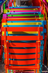gestapelte bunte Klappst&uuml;hle