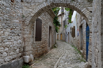 Gasse in der Altstadt von Bale, Istrien, Kroatien