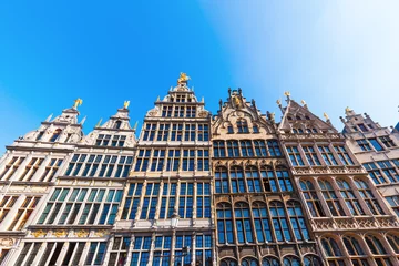 Gordijnen historische Gildehäuser am Grote Markt in Antwerpen, Belgien © Christian Müller
