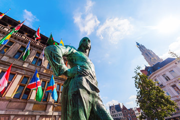 Bronzestatue vor historischem Rathaus in Antwerpen, Belgien