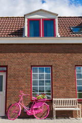rosa Fahrrad vor einem holländischen Haus