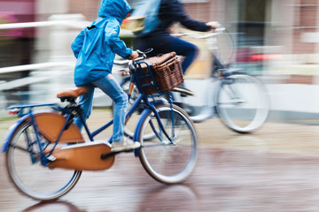 Radfahrer bei Regen in Bewegungsunschärfe