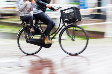 Radfahrer bei Regen in Bewegungsunschärfe