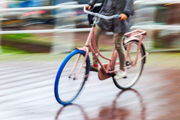 Radfahrer bei Regen in Bewegungsunschärfe