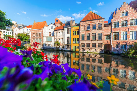 Häuser an einem Kanal in der Altstadt von Gent, Belgien