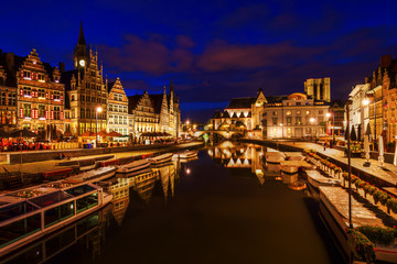 Fototapeta na wymiar Altstadt von Gent bei Nacht