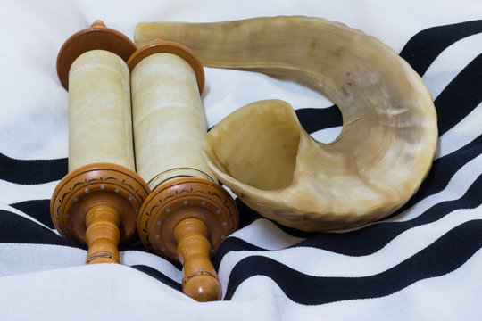 Sefer Torah (Bible), With shofar