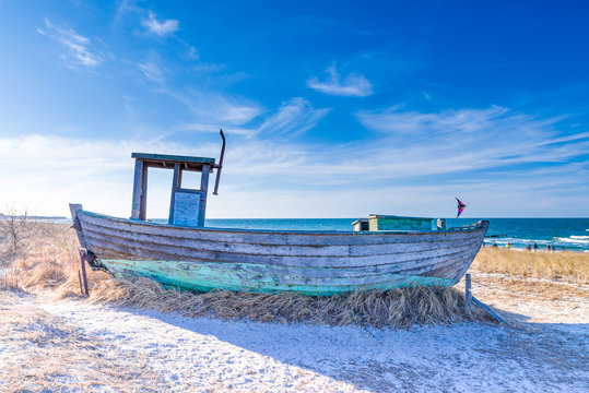 Fototapeta schöner alter Fischkutter  am Strand der Seebrücke Zingst
