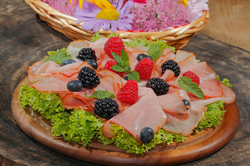 Schinkenplatte, Schinken, Früchte, Himbeeren, Blaubeeren, Brombe