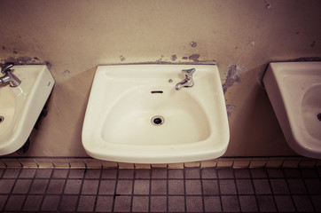 公衆トイレの洗面台