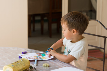 enfant et ciseaux
