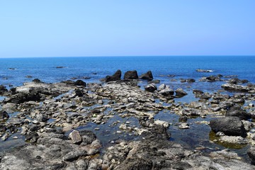 湯野浜海岸の風景／山形県鶴岡市の湯野浜海岸は非常にきれいな白砂が広がる海岸です。湯野浜は全国の名所の中から「日本の夕陽百選」にも選ばれたエリアで、日本海に沈む夕陽は大変素晴らしい景観です。湯野浜は日本海トップランクのリゾート地として、五感の全てを満たす多くの魅力にあふれたエリアです。