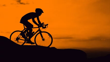 Deurstickers Fietsen Man fietsen op de berg