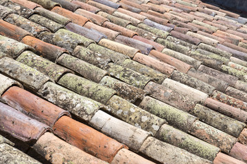 Altes Ziegeldach als Hintergrund