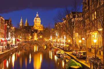 Fototapeta na wymiar Canal in Amsterdam, The Netherlands by night