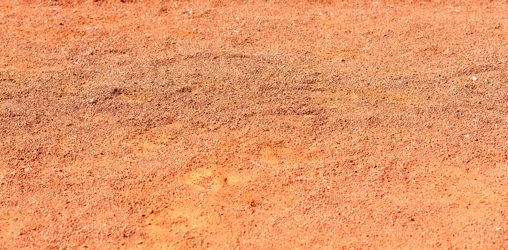 sol en terre battue ocre rouge, boulodrome