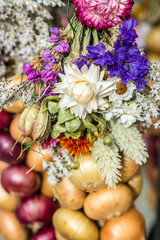 Obraz premium Kornblumen mit Zwiebeln getrocknet