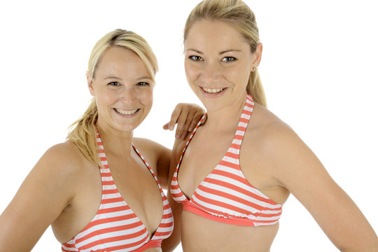 Frau und Freundin mit Bikini Oberteil mit Streifen