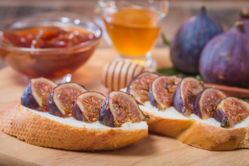 Bruschetta with fresh figs, jam and honey