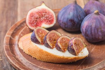 Bruschetta with fresh figs, jam and honey