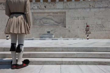 Fotobehang Evzoni/ Evzones at the unknown soldier memorial in Syntagma sq., wearing summer (beige) outfit, changing the guards. Athens, GR © BASILT