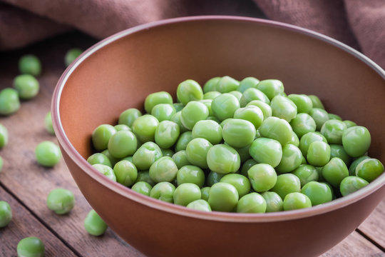 Green peas in bowl