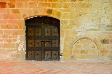 Porte de l' abbaye de fontfroide